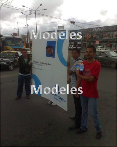 Con el fin de innovar las vallas publicitarias, se recurrió a hacer una valla dinámica, a través de un Gio y un staff.